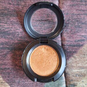 ✨ MAC Eyeshadow Single — Amber Lights 🔥